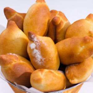 Imagem de pastel congelado cozido na Airfryer. O pastel tem uma crosta dourada e crocante, com um recheio cremoso e quente. O pastel é cortado ao meio, revelando o recheio de queijo derretido e presunto. A Airfryer fica ao fundo, com a luz acesa.