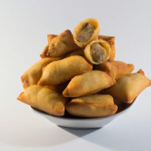 Imagem mostra um pastel de carne cozido na Airfryer. O pastel tem uma crosta dourada e crocante, e o recheio é feito de carne moída, vegetais e especiarias. O pastel é acompanhado por um molho marrom claro.
