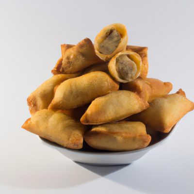 Imagem mostra um pastel de carne cozido na Airfryer. O pastel tem uma crosta dourada e crocante, e o recheio é feito de carne moída, vegetais e especiarias. O pastel é acompanhado por um molho marrom claro.