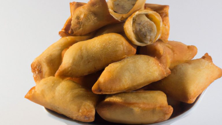 Imagem mostra um pastel de carne cozido na Airfryer. O pastel tem uma crosta dourada e crocante, e o recheio é feito de carne moída, vegetais e especiarias. O pastel é acompanhado por um molho marrom claro.