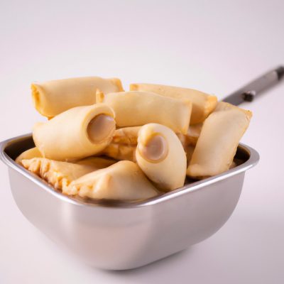 Imagem de pastéis de vento dourados e crocantes preparados na Airfryer, dispostos em um prato. A receita é fácil e rápida de fazer, resultando em pastéis deliciosos e perfeitos para lanches ou acompanhamentos.