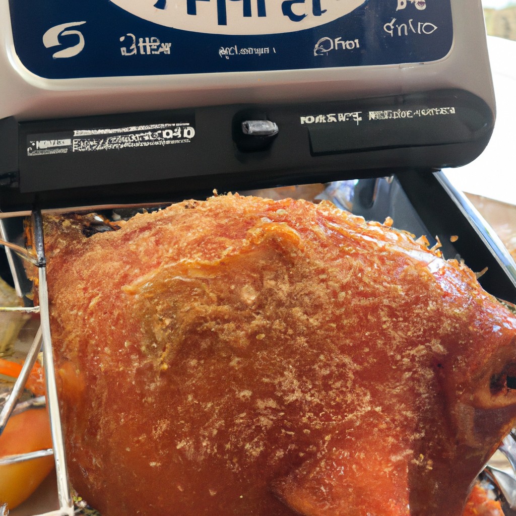 Peixe Porquinho Na Airfryer: Receita Deliciosa Passo A Passo 1 Imagem de peixe porquinho empanado e frito em uma Airfryer. O peixe é colocado em uma cesta de arame e está dourado e crocante. Ao lado da cesta, há um prato com fatias de limão.