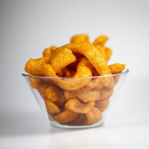 Imagem de um petisco crocante dourado preparado na Airfryer. O petisco é feito de ingredientes simples e é perfeito para um lanche rápido e saboroso.