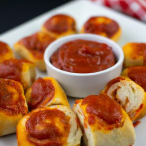 Pizza Bites crocantes e douradas feitas na Airfryer, com massa macia e recheio de queijo derretido. A cobertura é composta por pepperoni, pimentões coloridos e cebolas, criando uma explosão de sabores.