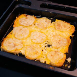 Pizza de batata-doce frita na Airfryer, com uma crosta crocante e um recheio saboroso. A batata-doce é ralada e temperada com ervas e especiarias, criando uma base saudável e deliciosa para a pizza. O recheio é coberto com molho de tomate, queijo e seus ingredientes favoritos, resultando em uma refeição deliciosa e satisfatória.