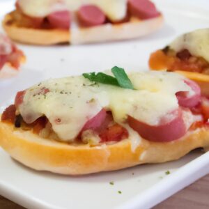 Pizza quadrada caseira feita com massa de rap10 cozida na airfryer, pronta em apenas 10 minutos. A pizza tem uma crosta crocante e dourada e é coberta com molho de tomate, queijo e os seus ingredientes favoritos.