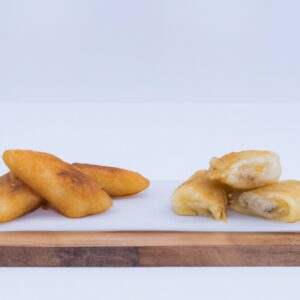 Imagem mostrando uma fritadeira Airfryer com papel alumínio cobrindo o fundo. O texto "Pode Colocar Papel Alumínio Na Airfryer? Sim, Veja Como Usar" está escrito na imagem.