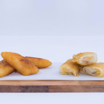 Imagem mostrando uma fritadeira Airfryer com papel alumínio cobrindo o fundo. O texto "Pode Colocar Papel Alumínio Na Airfryer? Sim, Veja Como Usar" está escrito na imagem.