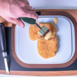 Imagem de uma porção de provolone à milanesa frita em uma fritadeira Airfryer. O queijo está empanado com farinha de rosca e assado até ficar dourado e crocante.