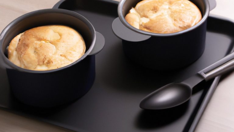 Imagem de uma tigela de pudim de leite condensado cozido em uma Airfryer. O pudim é cremoso, com uma superfície caramelizada e uma textura suave.