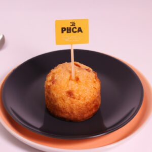 Imagem de uma tigela branca cheia de pudim cremoso, coberta por uma camada crocante caramelo. O pudim é feito na Airfryer e fica pronto em apenas 20 minutos.