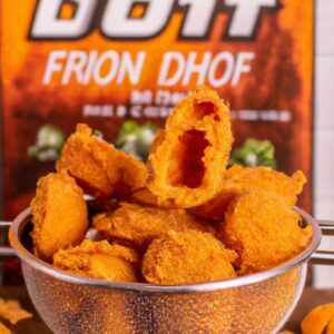Imagem de queijo empanado com Doritos na Airfryer. O queijo é cortado em tiras e empanado com as batatas fritas Doritos esmagadas. As tiras são colocadas na Airfryer e cozidas até ficarem douradas e crocantes.