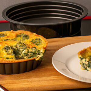 Imagem de uma quiche de espinafre pronta, com crosta dourada e recheio verde vibrante. A quiche está em uma forma de torta escura e é mostrada de cima.