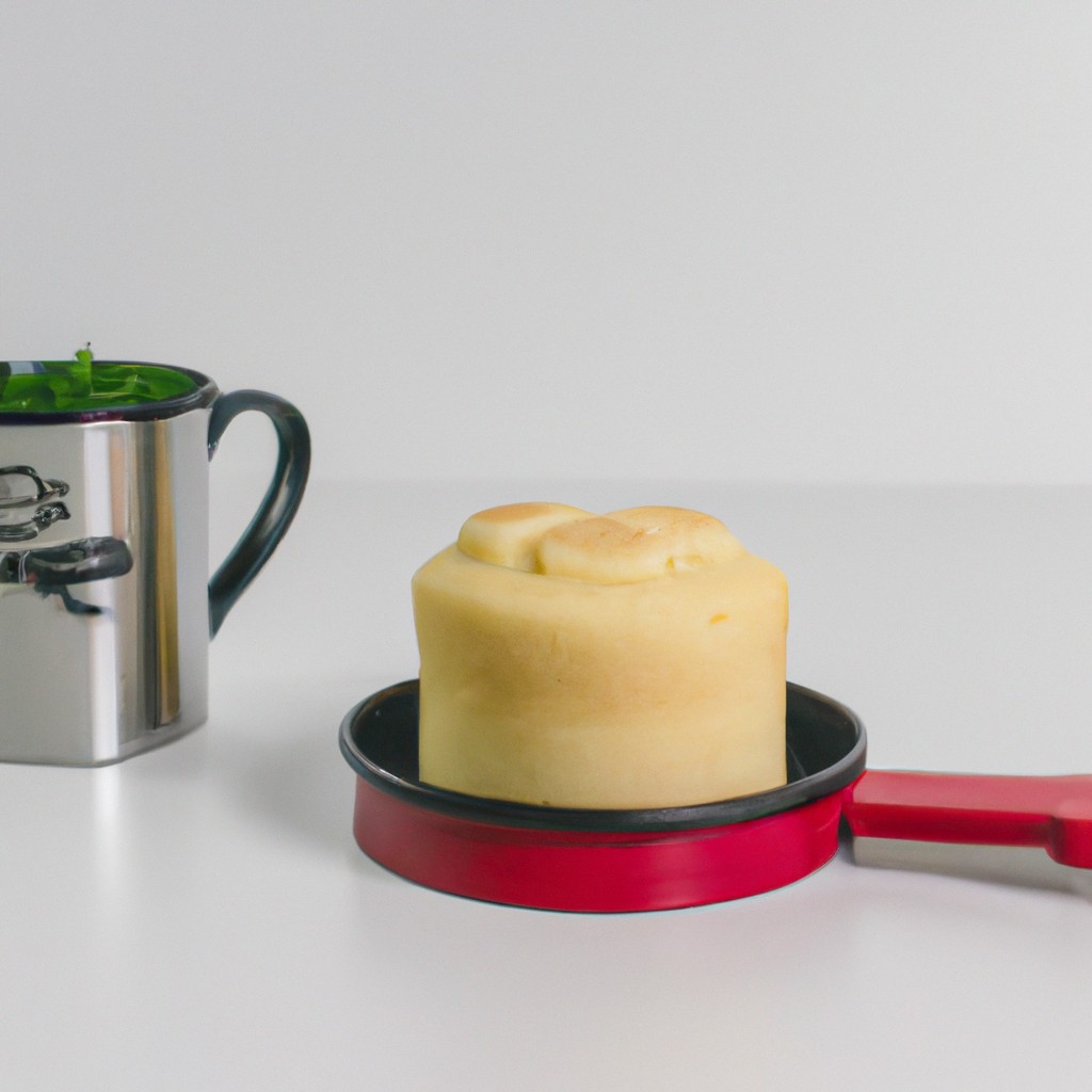 Receita De Bolo De Caneca Na Airfryer Super Fácil 1 Imagem de um bolo de caneca cozido na Airfryer, com cobertura de chocolate e granulado colorido. O bolo é fofo e dourado, e a cobertura está derretida e brilhante.