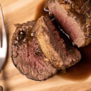 Imagem de medalhões de carne moída cozidos na Airfryer, servidos em um prato com arroz e legumes. Os medalhões são dourados e crocantes, com um interior suculento.