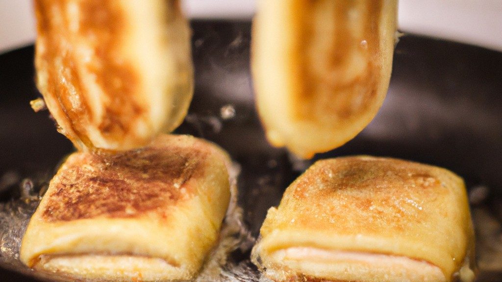 Imagem de uma panqueca dourada e crocante coberta com molho de tomate, queijo parmesão e folhas de manjericão frescas. A panqueca é cozida em uma Airfryer e está colocada em um prato branco.
