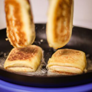 Imagem de uma panqueca dourada e crocante coberta com molho de tomate, queijo parmesão e folhas de manjericão frescas. A panqueca é cozida em uma Airfryer e está colocada em um prato branco.