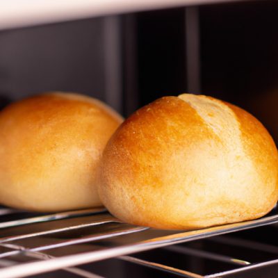 Imagem de um pão caseiro dourado e crocante cozido em uma Airfryer. O pão tem uma crosta crocante e um miolo macio e fofo.