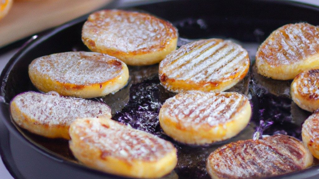 Imagem de uma tortilha doce recém-feita em uma airfryer. A tortilha é marrom-dourada e tem uma textura crocante. É recheada com canela, açúcar e manteiga, e é perfeita para um café da manhã ou lanche rápido e fácil.