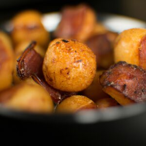 Imagem de um prato com chuchus recheados crocantes e dourados, preparados na Airfryer. O recheio é visível através do corte no topo, mostrando uma mistura colorida de carne moída, legumes e temperos.