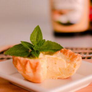 Imagem de uma torta de palmito low carb feita na airfryer, com uma crosta crocante e dourada e um recheio cremoso e saboroso.