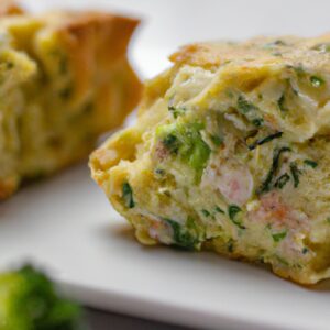 Tortinha de repolho assada na Airfryer, com uma crosta crocante e recheio cremoso de repolho, cebola, bacon e queijo.