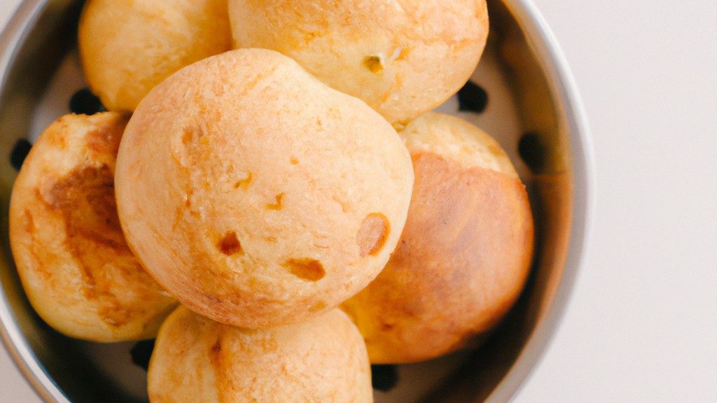 Imagem de um pão de queijo vegano dourado e crocante, cozido em uma airfryer.