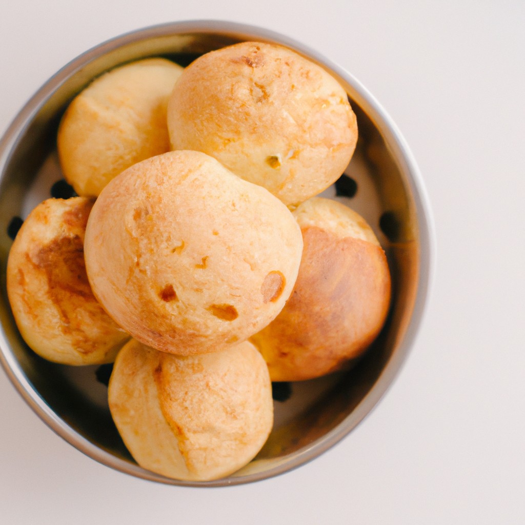 Imagem de um pão de queijo vegano dourado e crocante, cozido em uma airfryer.