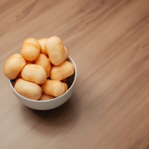 Imagem de sequilhos dourados e crocantes dispostos em uma cesta de airfryer. Esses biscoitos fáceis de fazer são perfeitos para um lanche rápido ou sobremesa.