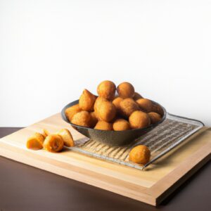 Imagem de uma airfryer preta sobre uma superfície de madeira, com o logotipo "Receitas Na Airfryer Fit" impresso na frente. A airfryer tem uma cesta removível cheia de batatas fritas douradas e crocantes. O texto "Airfryer Fit" está escrito no canto superior esquerdo da imagem, e "Receitas Saudáveis e Deliciosas" está escrito no canto inferior direito.