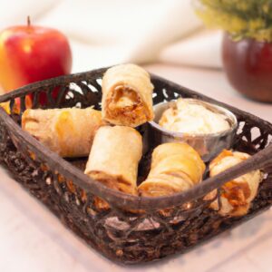 Uma foto de rosas de maçã e massa folhada feitas na airfryer. As rosas são feitas de fatias finas de maçã enroladas em massa folhada e assadas na airfryer até ficarem douradas e crocantes.