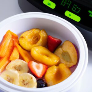 Imagem de uma tigela de frutas quentes cozidas em uma Airfryer, incluindo maçãs, peras, bananas e amoras. As frutas são cobertas com uma mistura de canela, açúcar mascavo e suco de laranja.