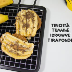 Imagem de um sanduíche de banana cortado ao meio em uma tábua de madeira. Os dois pedaços de pão são dourados e crocantes, e o recheio de banana é visível no centro. O sanduíche é guarnecido com mel e nozes picadas.
