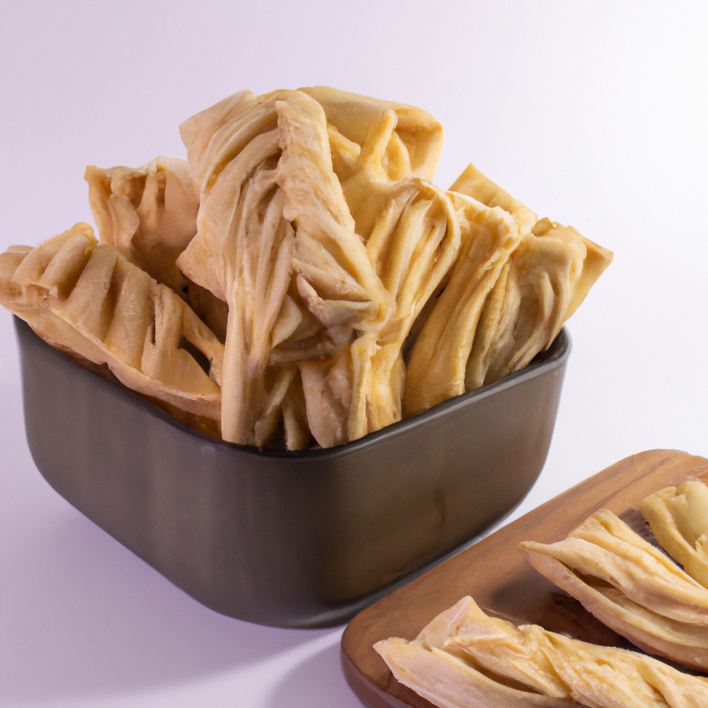 Serpentinas De Massa Folhada Sem Glúten Na Airfryer 1 Imagem de serpentinas de massa folhada sem glúten feitas na Airfryer. As serpentinas são douradas e crocantes e estão em um prato branco.