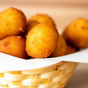 Imagem de uma Airfryer com uma cesta cheia de tiras de frango crocantes e douradas. O frango é cozido até a perfeição, com uma crosta crocante e um interior suculento e macio. A Airfryer é uma maneira fácil e conveniente de cozinhar frango tenro e saboroso sem bagunça ou complicações.