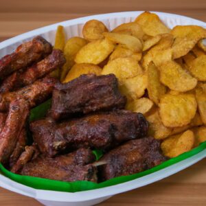 Imagem de tiras de carne crocantes e douradas preparadas em uma airfryer, acompanhadas de batatas fritas crocantes em uma tigela.