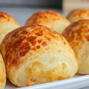 Imagem de uma airfryer com torradas americanas douradas e crocantes dentro.