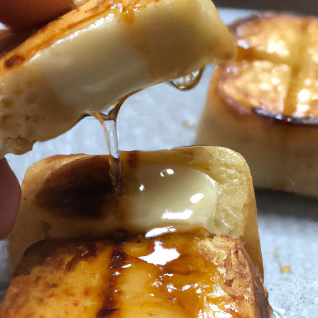 Uma fatia de pão torrado dourado na Airfryer, coberta com queijo derretido e doce de leite pegajoso. A torrada é crocante por fora e macia por dentro, com o doce de leite e o queijo criando uma combinação doce e salgada irresistível.