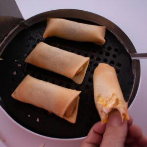 Imagem de uma porção de torradinhas crocantes e douradas feitas com massa de pastel assada na Airfryer. As torradinhas são apresentadas em um prato branco e têm um aspecto apetitoso com sua textura crocante e cor dourada.