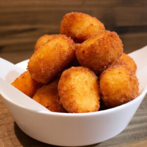 Imagem de torresminhos crocantes e dourados em um prato, preparados na Airfryer. A receita oferece um método fácil e delicioso para desfrutar de torresminhos caseiros sem a necessidade de fritura.