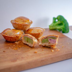 Imagem de tortas de abobrinha recheadas cozidas na airfryer. As tortas são crocantes e douradas por fora, e macias e recheadas por dentro. Elas são recheadas com uma mistura de carne moída, cebola, pimentão verde e queijo.
