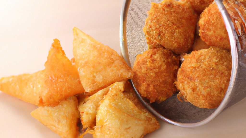 Imagem de um livro de receitas com capa vermelha e branca, com o título 