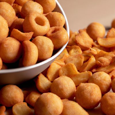 Imagem de uma Air Fryer Multilaser Receitas, um eletrodoméstico de cozinha usado para fritar alimentos com pouco ou nenhum óleo. A fritadeira possui um cesto removível para facilitar a colocação e remoção dos alimentos, e um painel de controle digital com vários ajustes de temperatura e tempo.