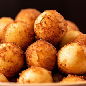 Imagem de uma fritadeira Air Fryer Philco Recipes, um aparelho de cozinha usado para preparar alimentos com ar quente, reduzindo o uso de óleo. A fritadeira possui um cesto removível para facilitar o cozimento e a limpeza.