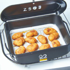 Imagem de uma Air Fryer Philco 8.1l PRF13P. A Air Fryer é preta com detalhes em prata e possui uma capacidade de 8,1 litros. Na imagem, a Air Fryer está sendo usada para preparar uma receita de batata frita.