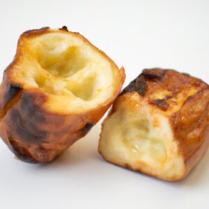 Imagem de abobrinhas recheadas crocantes e douradas cozidas na Airfryer, recheadas com uma mistura saborosa de carne moída, arroz, queijo e vegetais.