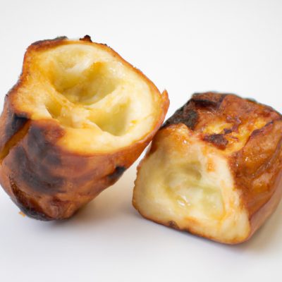 Imagem de abobrinhas recheadas crocantes e douradas cozidas na Airfryer, recheadas com uma mistura saborosa de carne moída, arroz, queijo e vegetais.
