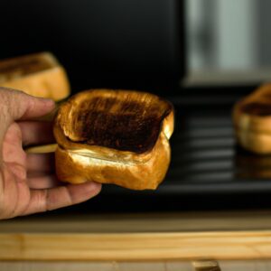 Imagem de uma torradeira de ar cheia de fatias de pão torradas douradas.