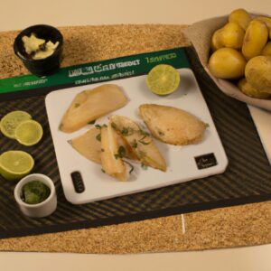**Descrição do Alt:**

Uma imagem de um prato com bacalhau frito ao ar e batatas assadas na Airfryer. O bacalhau é dourado e crocante, enquanto as batatas são macias e fofas. A refeição é servida com um limão cortado e um raminho de salsa, adicionando um toque de frescor.