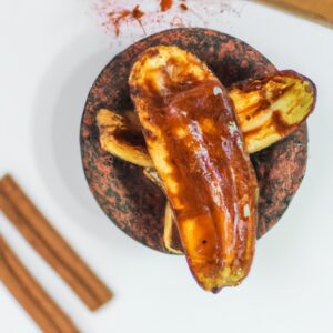 Imagem de uma banana caramelizada crocante cozida em uma Air Fryer, com um exterior dourado e um interior macio e caramelizado.
